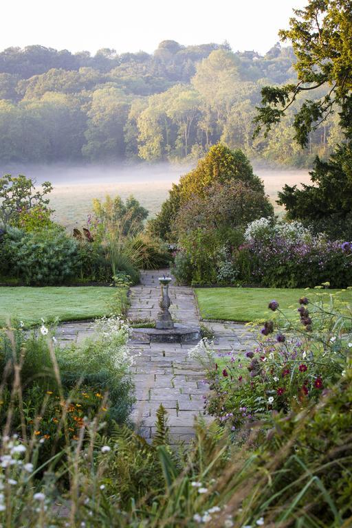 Hotel Gravetye Manor East Grinstead Esterno foto