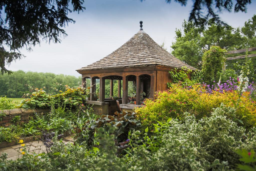 Hotel Gravetye Manor East Grinstead Esterno foto