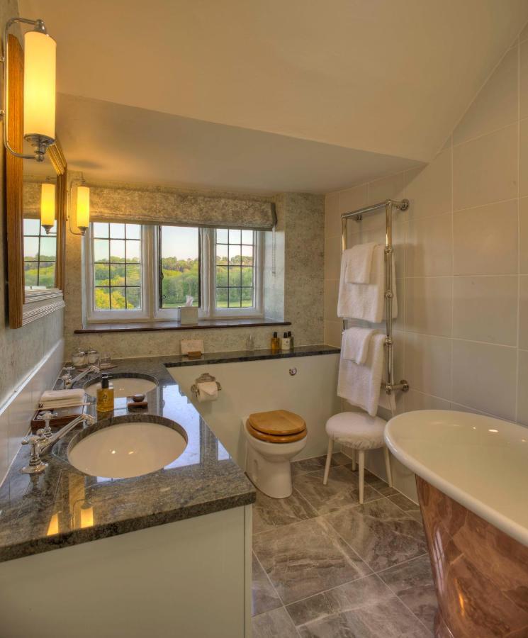 Hotel Gravetye Manor East Grinstead Esterno foto
